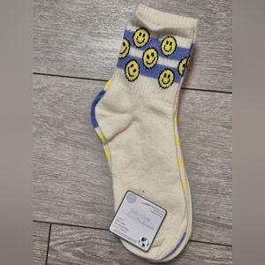 New Ladies 4 Pairs Happy Face Cream and Blue Mid-crew Socks. Shoe Size 4-10